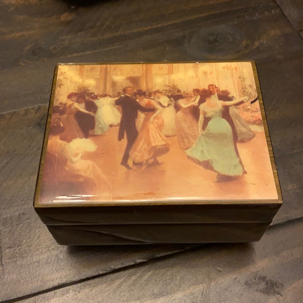 A romantic jewelry musical box